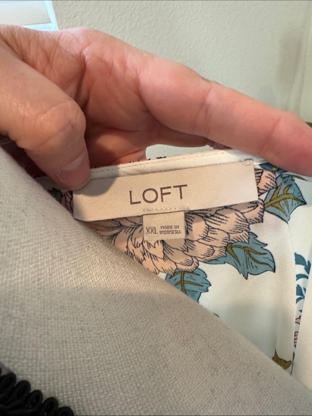 LOFT White Floral V-Neck Blouse with Multicolor floral - Picture 4 of 6